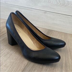Naturalizer Black Pumps